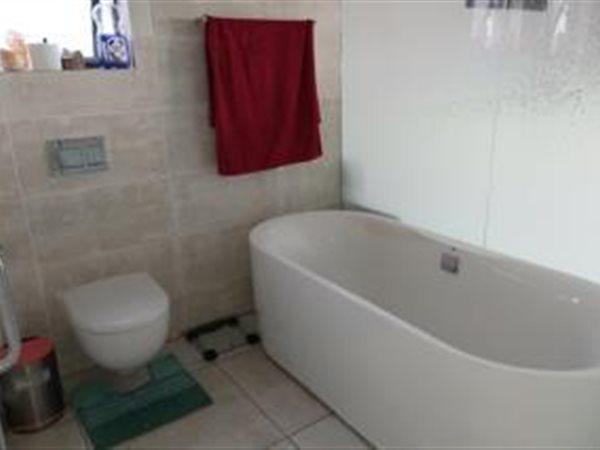 2 Bedroom Property for Sale in Waterfall Eastern Cape